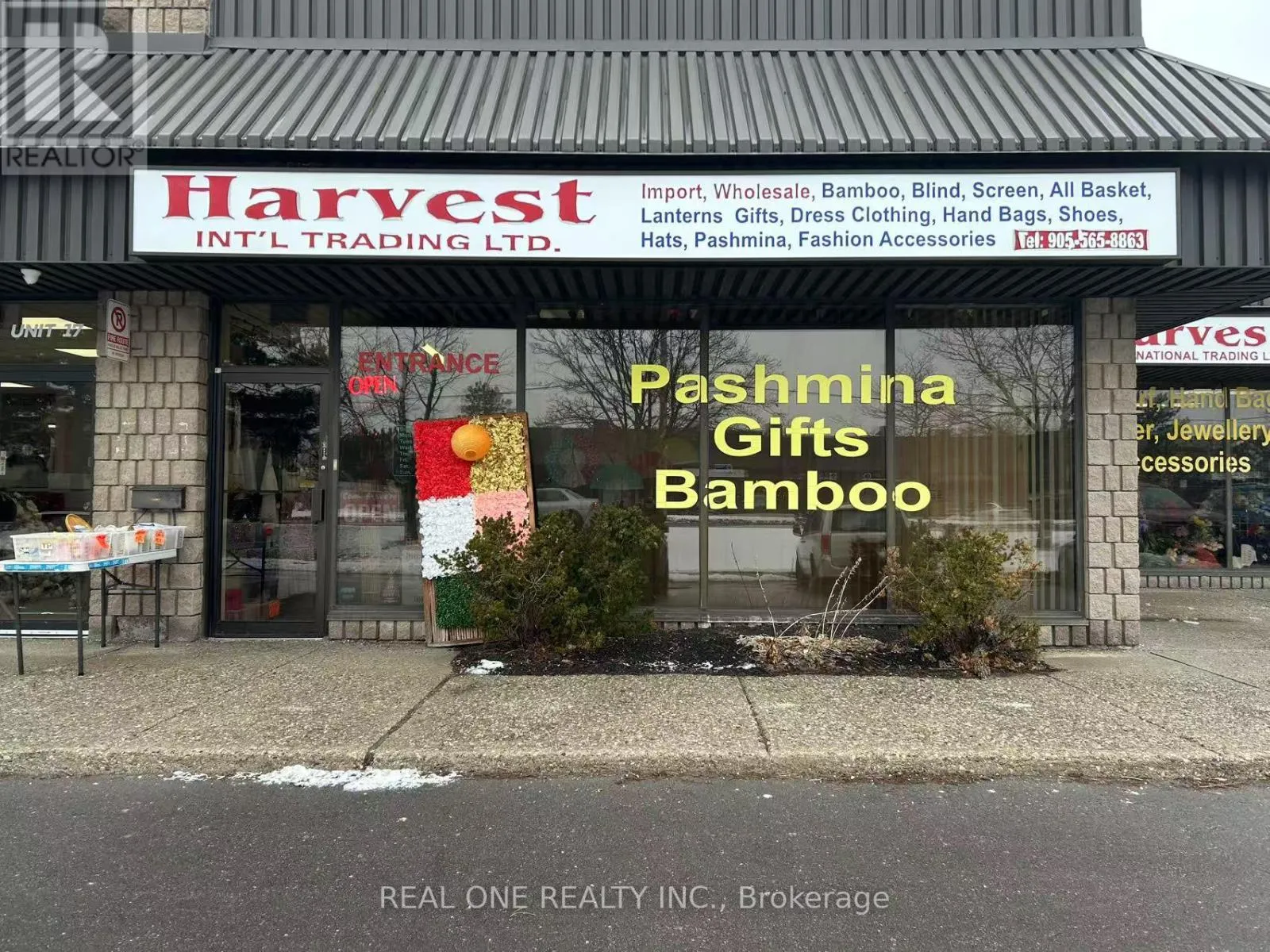 16 - 975 Pacific Gate, Mississauga, Ontario L5T 2A9