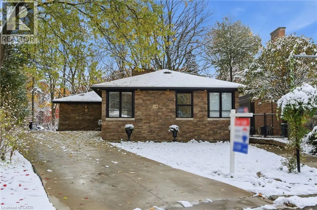 House for rent: 16 Freeland Court, Hamilton, Ontario L8S 3R5