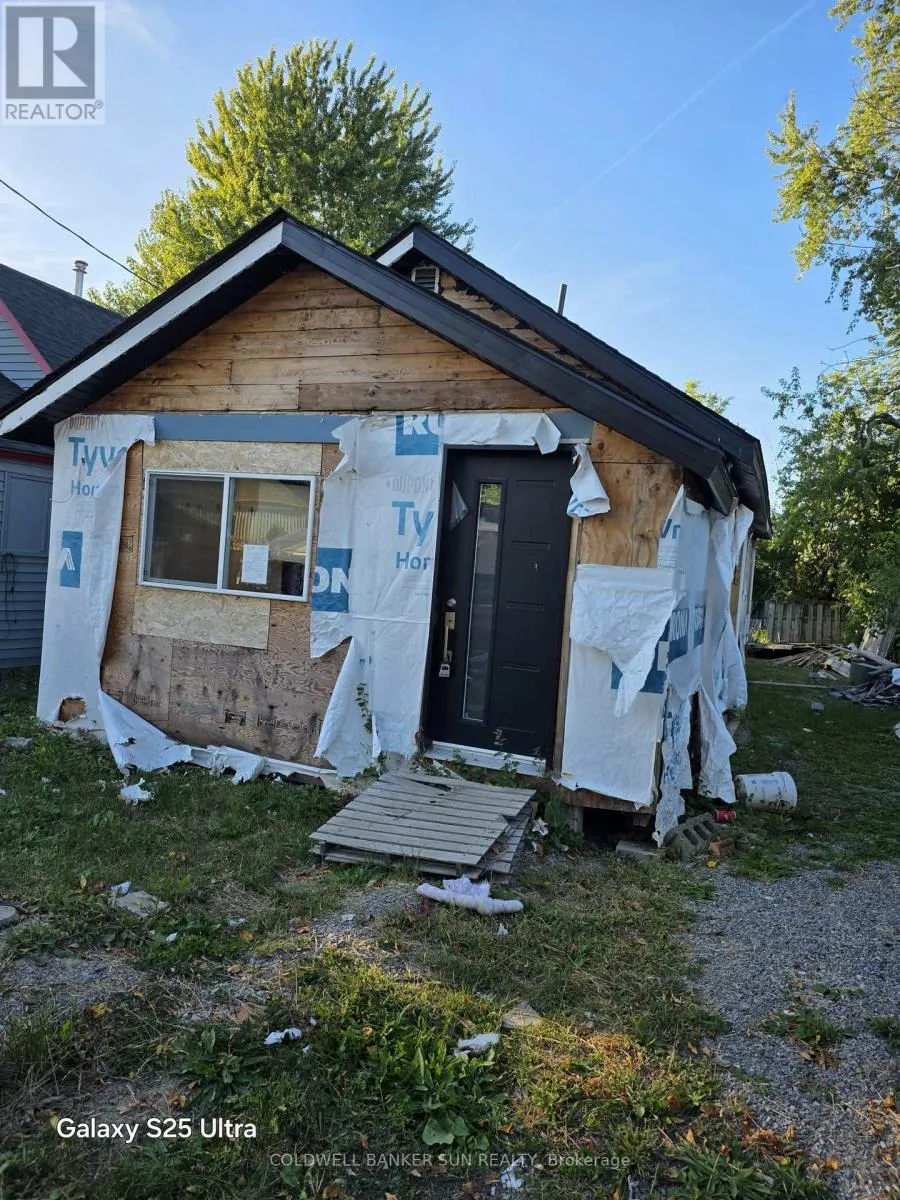 House for rent: 16 Maccabee Avenue, Fort Erie, Ontario L2A 1C8