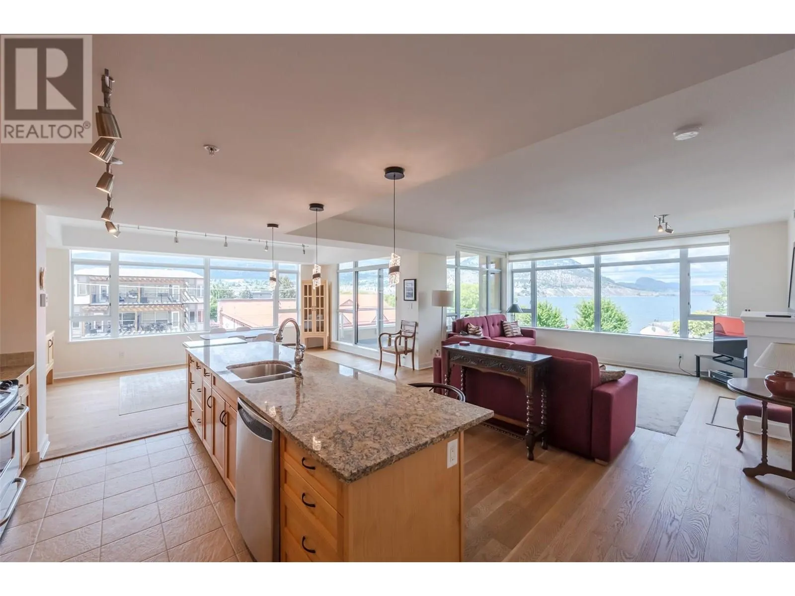 Apartment for rent: 160 Lakeshore Drive W Unit# 401, Penticton, British Columbia V2A 9C2