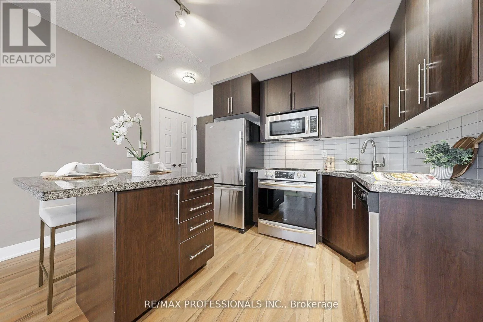 Apartment for rent: 1601 - 28 Linden Street, Toronto, Ontario M4Y 0A4