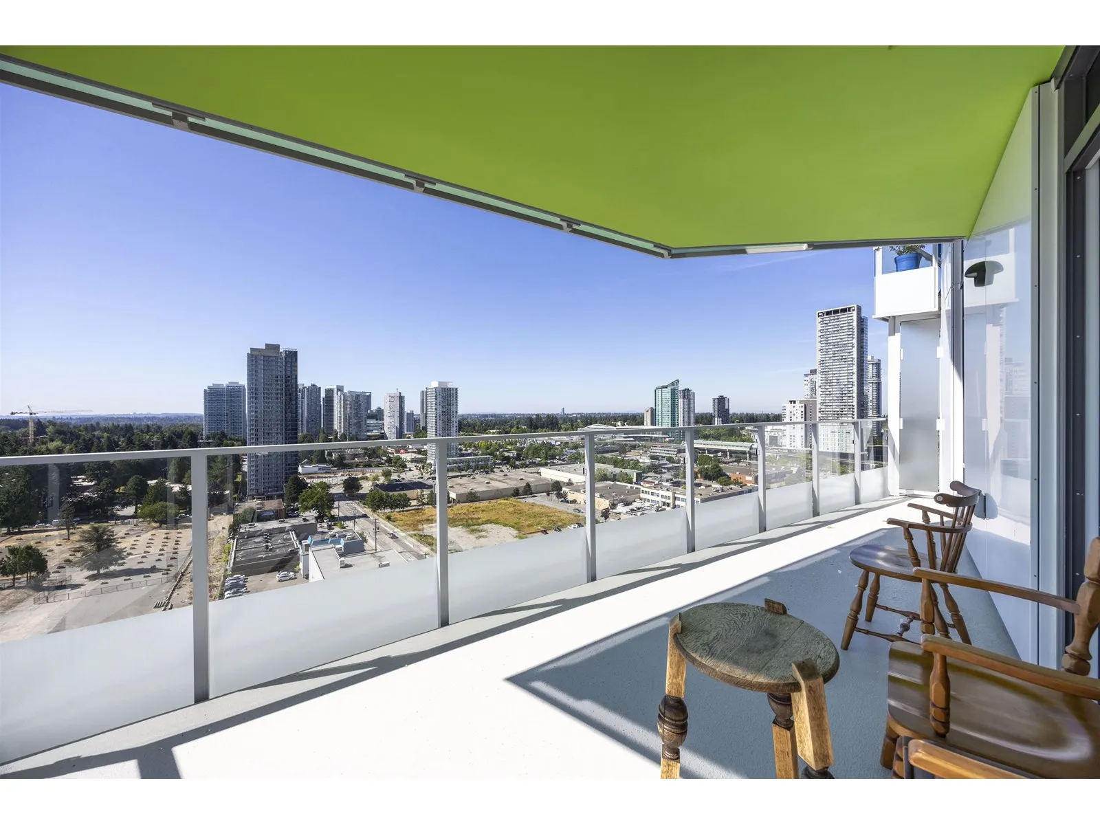 Apartment for rent: 1602 10428 Whalley Boulevard, Surrey, British Columbia V3T 1W6