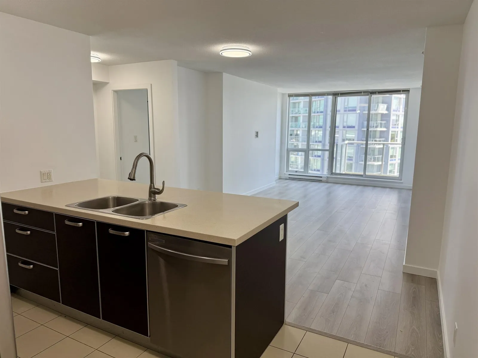 Apartment for rent: 1602 9981 Whalley Boulevard, Surrey, British Columbia V3T 0A6