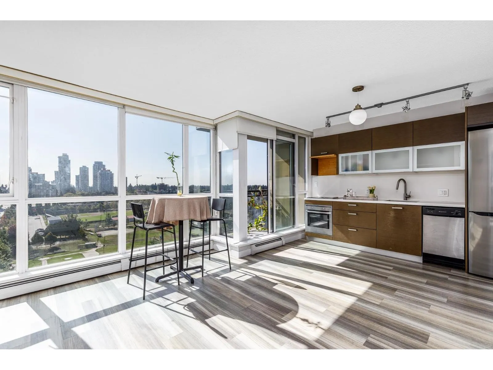 Apartment for rent: 1603 10777 University Drive, Surrey, British Columbia V3T 0E6