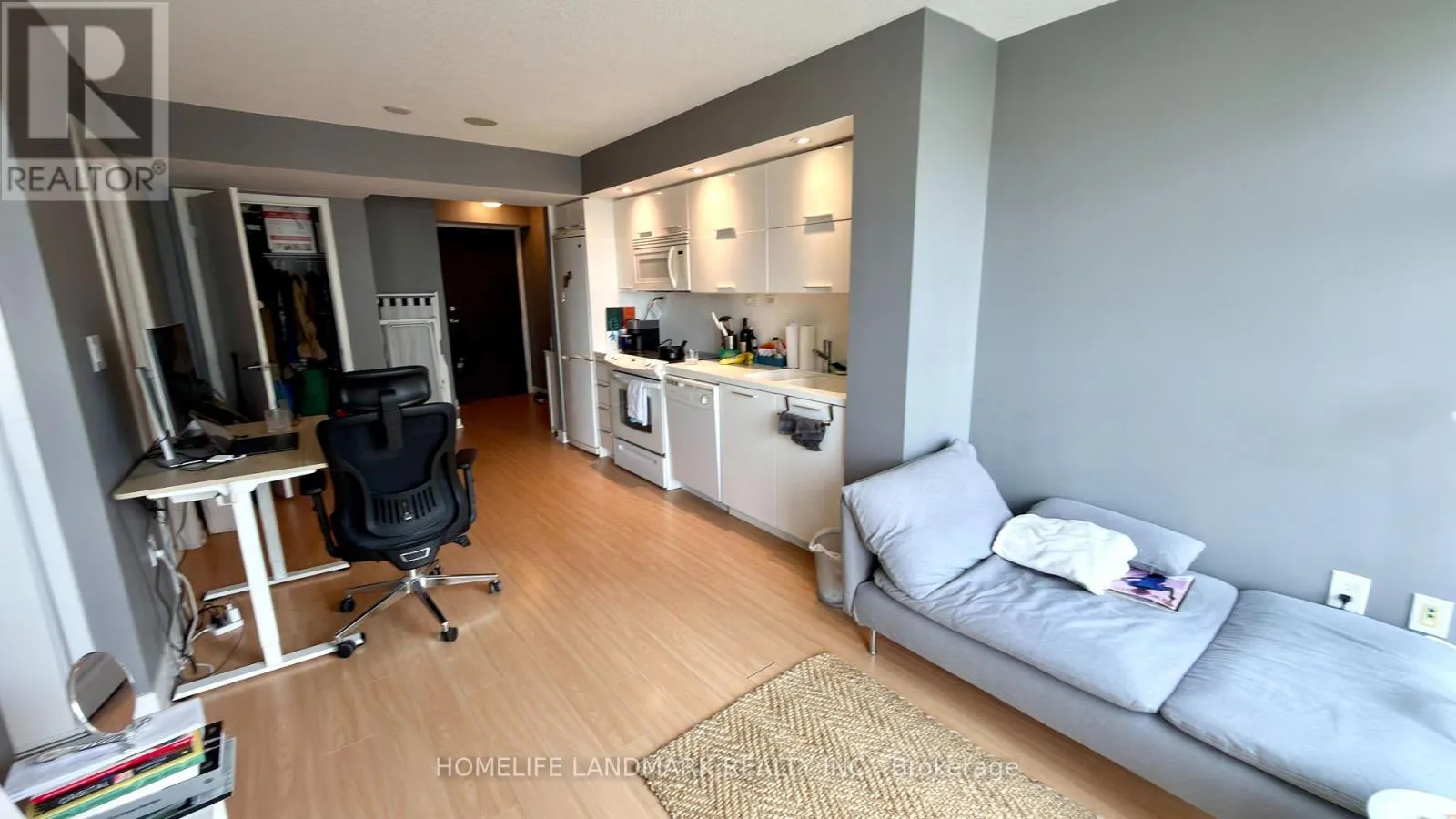 Apartment for rent: 1608 - 25 Capreol Court, Toronto, Ontario M5V 3Z7