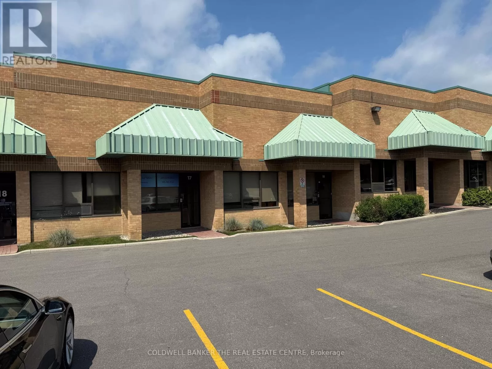 Warehouse for rent: 16/17 - 17075 Leslie Street, Newmarket, Ontario L3Y 8E1