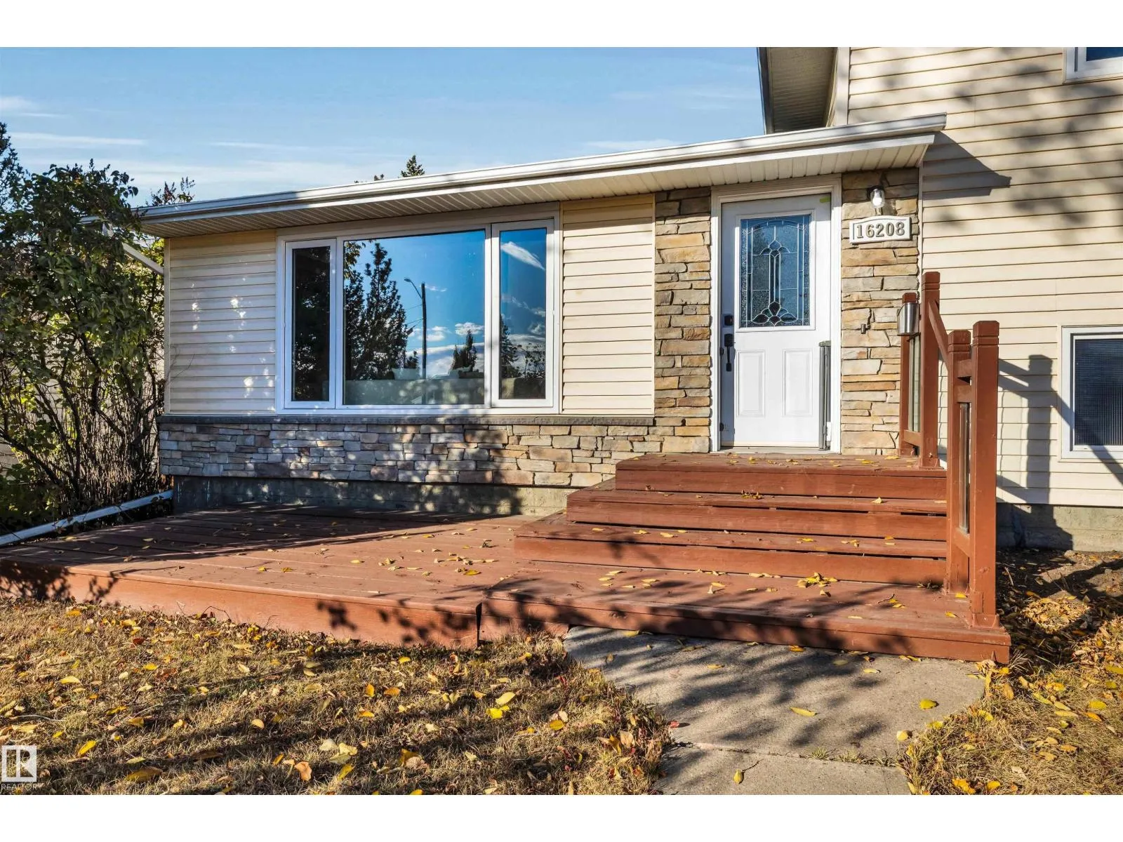 House for rent: 16208 87 Av Nw, Edmonton, Alberta T5R 4G9