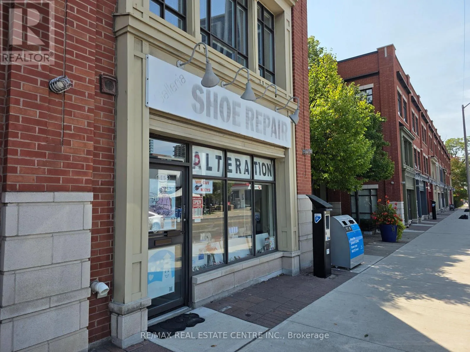 165 Lakeshore Road E, Mississauga, Ontario L5G 4T9