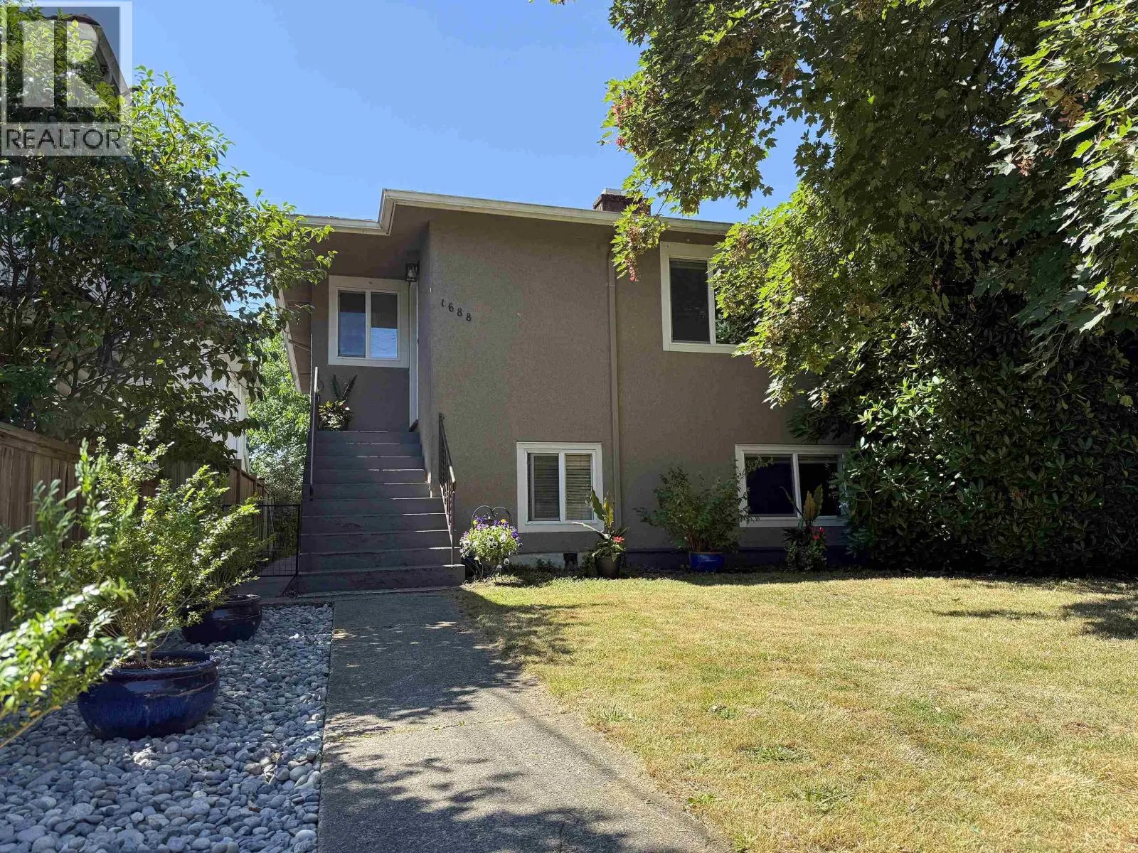 House for rent: 1688 E 29th Avenue, Vancouver, British Columbia V5N 2Y6