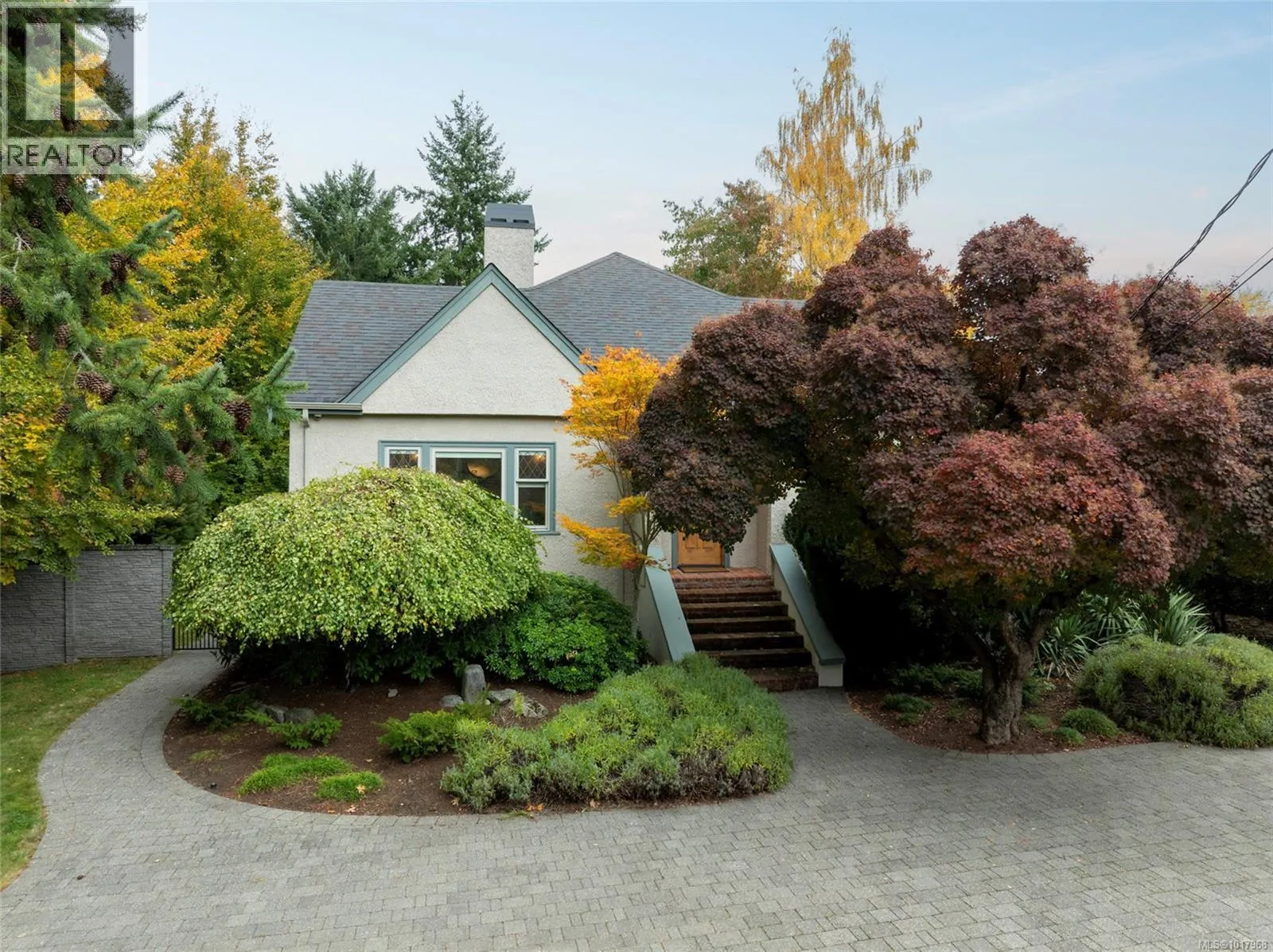 House for rent: 1690 Ash Rd, Saanich, British Columbia V8N 2T5