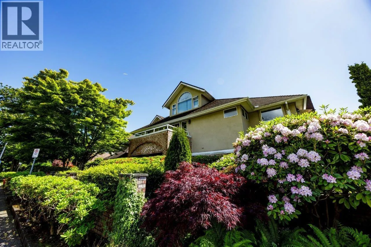 Apartment for rent: 17 2150 Marine Drive, West Vancouver, British Columbia V7V 1K3