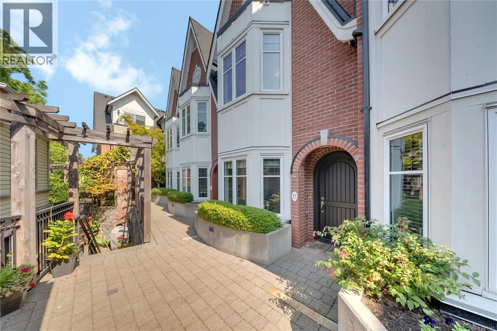 Row / Townhouse for rent: 17 675 Superior St, Victoria, British Columbia V8V 1V1