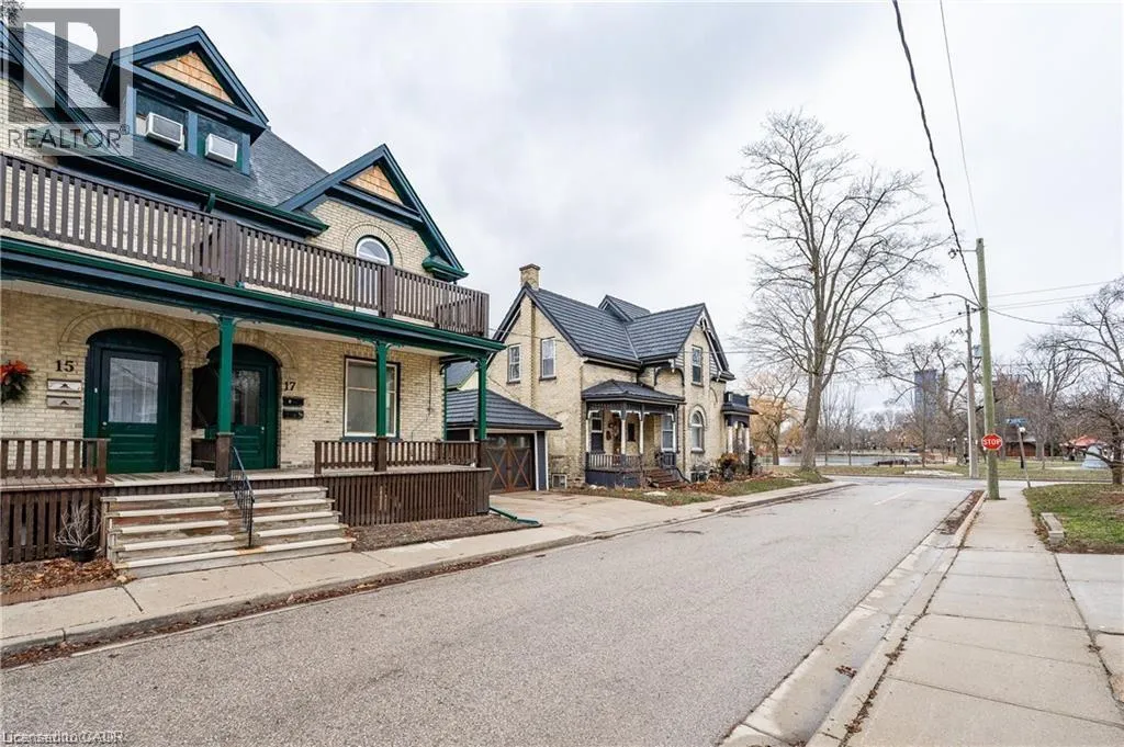 Duplex for rent: 17 Hilda Place, Kitchener, Ontario N2G 1K4