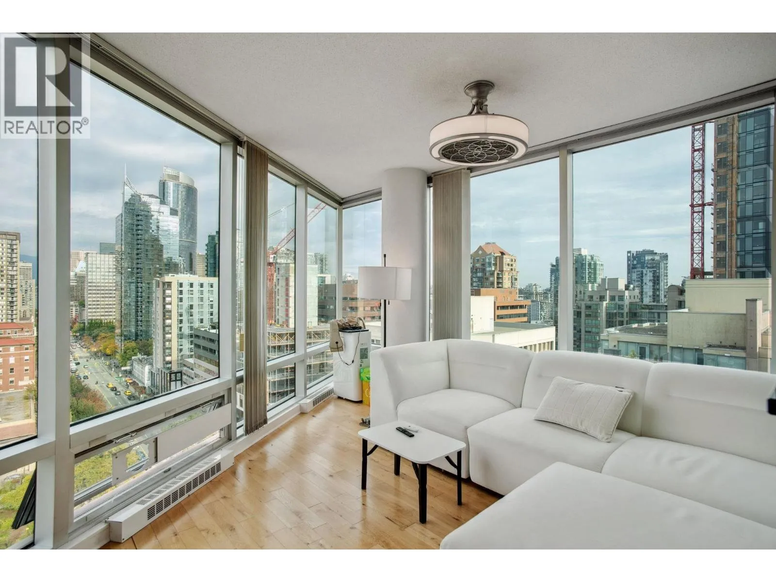 Apartment for rent: 1702 1003 Burnaby Street, Vancouver, British Columbia V6E 4R7