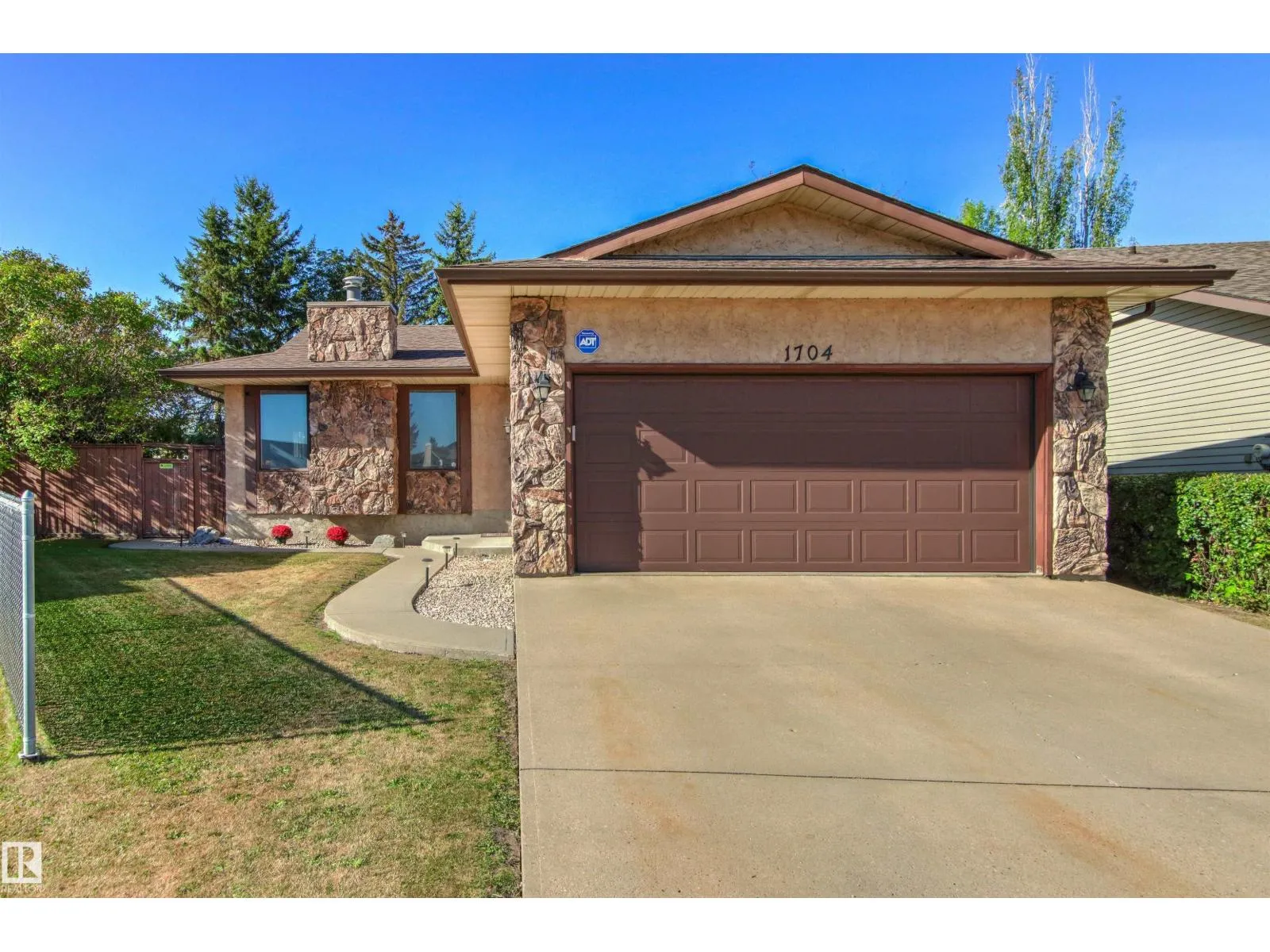 House for rent: 1704 39 St Nw, Edmonton, Alberta T6L 2R5