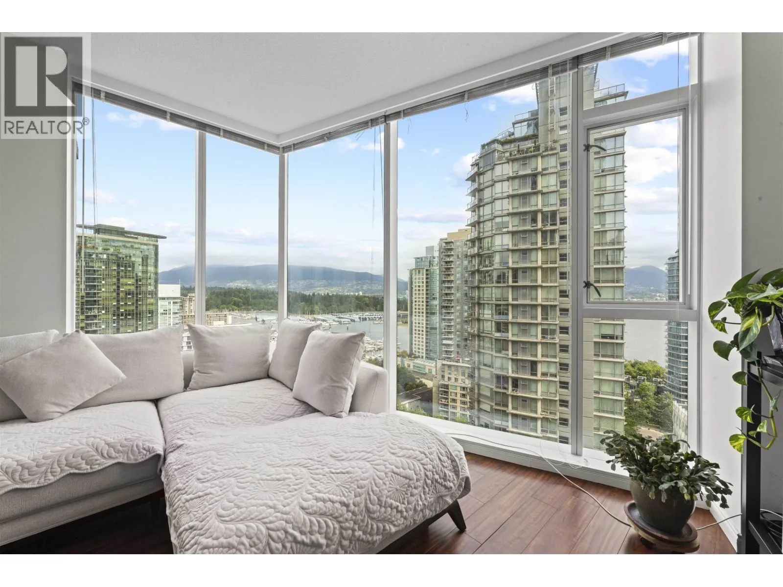 Apartment for rent: 1705 1211 Melville Street, Vancouver, British Columbia V6E 0A7