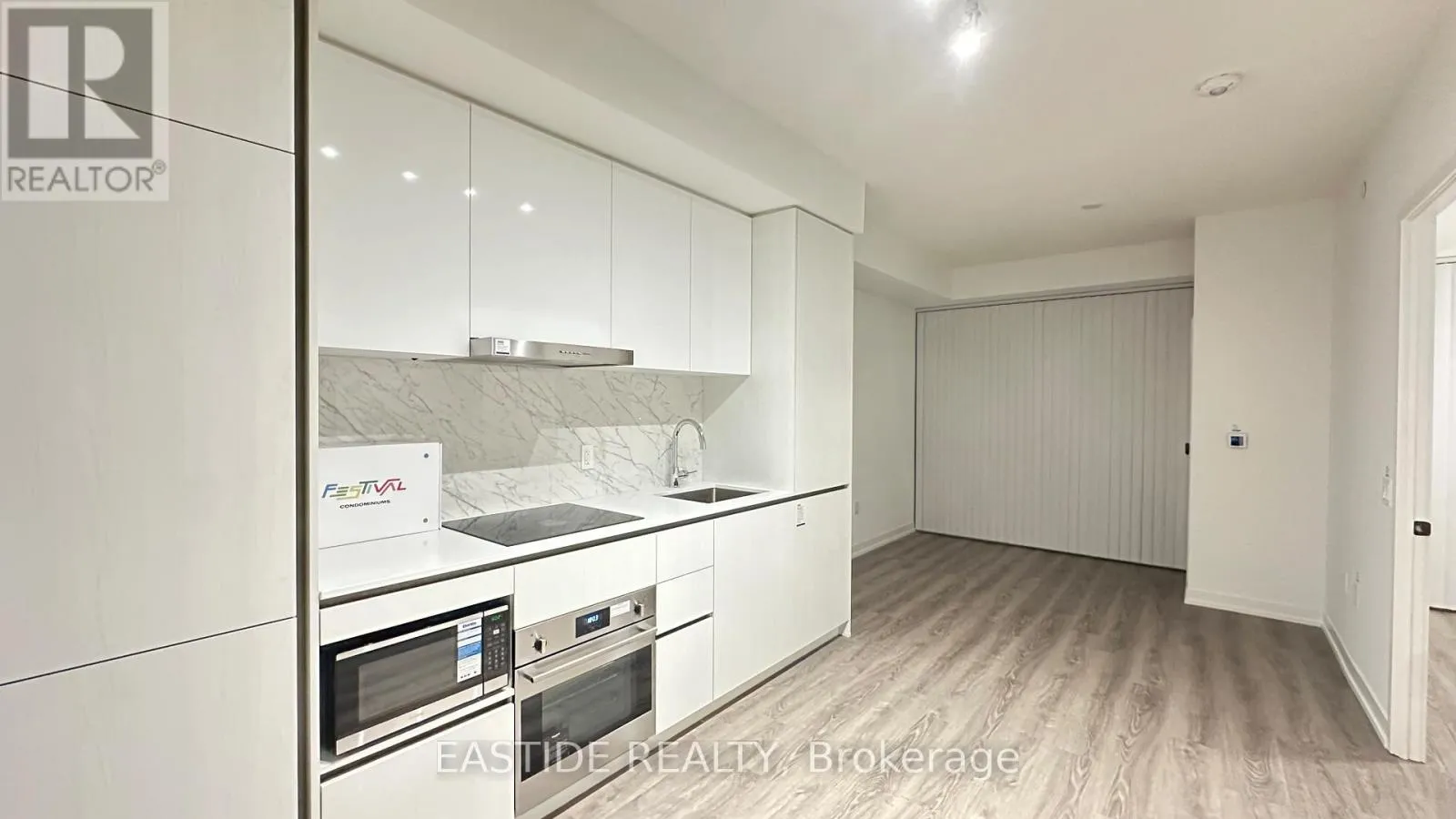 Apartment for rent: 1705 - 8 Interchange Way, Vaughan, Ontario L4K 0R2