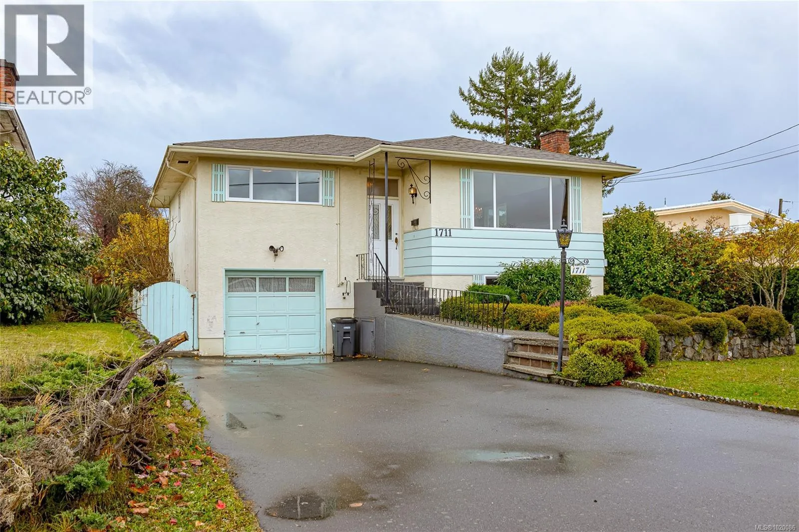 House for rent: 1711 Teakwood Rd, Saanich, British Columbia V8P 3C8