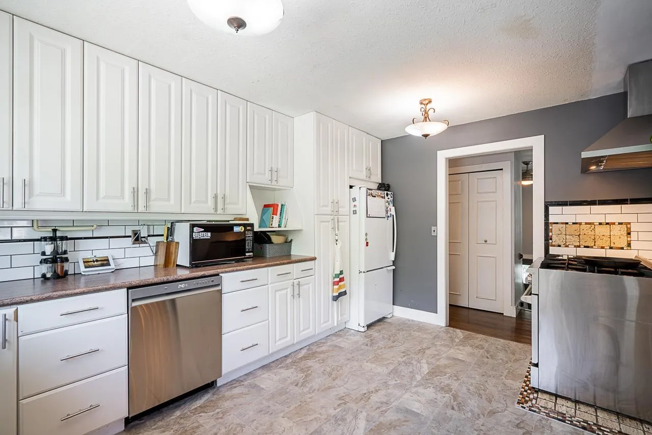 House for rent: 17223 61b Avenue, Surrey, British Columbia V3S 5M7