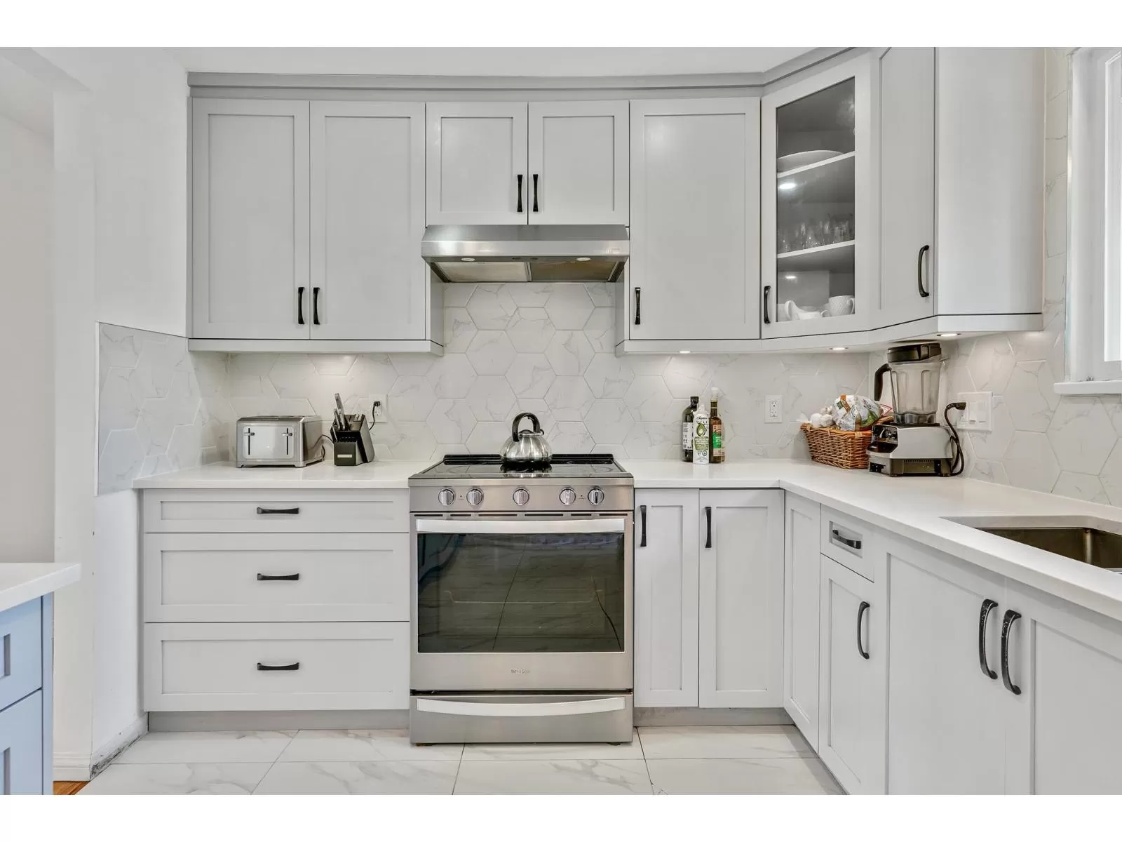 House for rent: 1728 156 Street, Surrey, British Columbia V4A 4T1