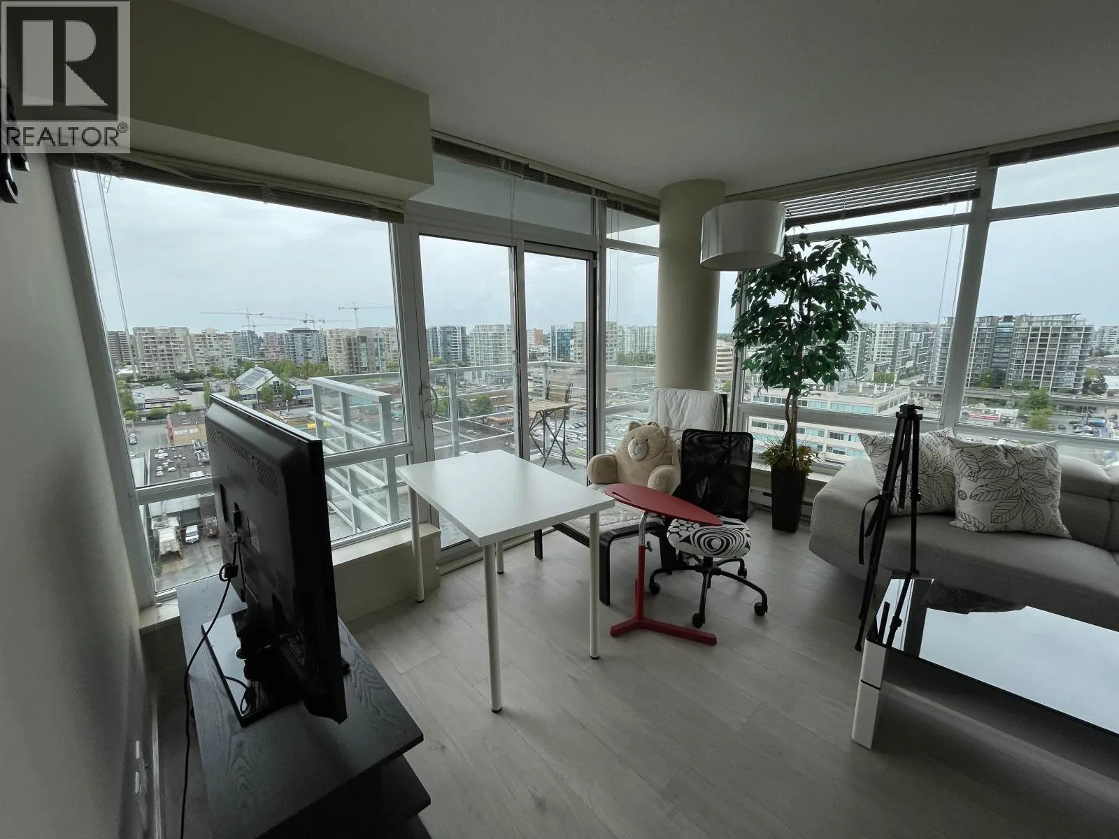 Apartment for rent: 17xx 8288 Lansdowne Road, Richmond, British Columbia V6X 0B3