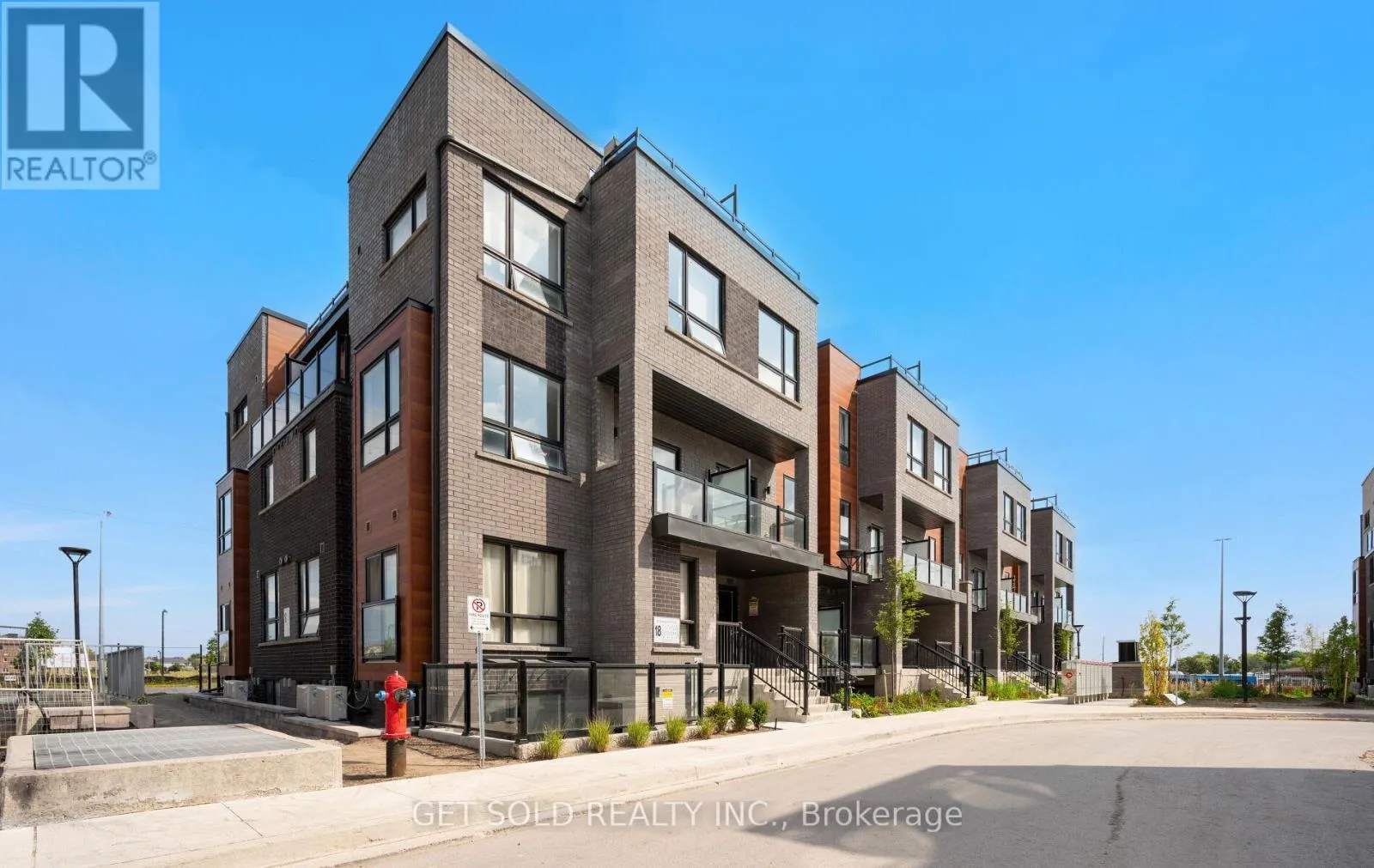 Row / Townhouse for rent: 18 - 18 Lytham Green Circle, Newmarket, Ontario L3Y 0H4