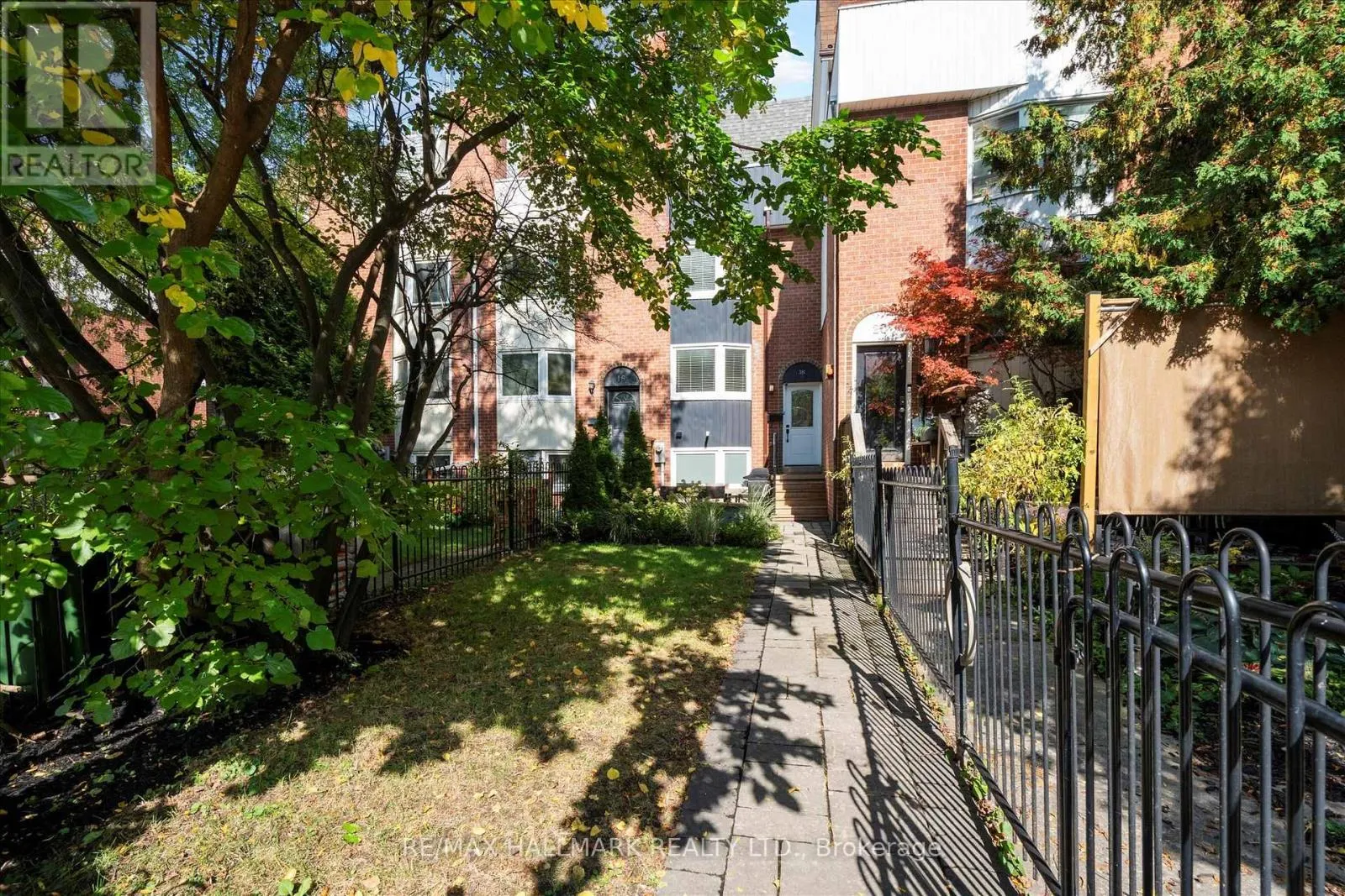 Row / Townhouse for rent: 18 Sydenham Street, Toronto, Ontario M5A 4H6