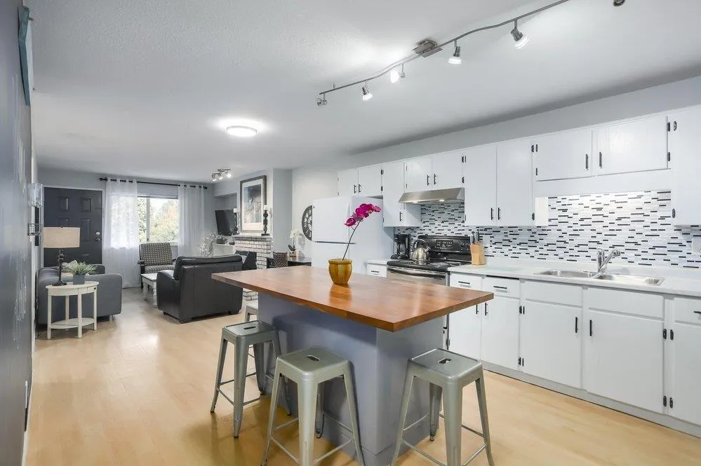 Duplex for rent: 1800 King George Boulevard, Surrey, British Columbia V4A 5A1