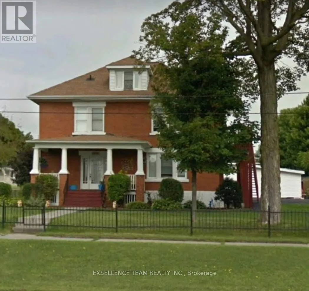 Triplex for rent: 1800 Montreal Road, Cornwall, Ontario K6H 1G2