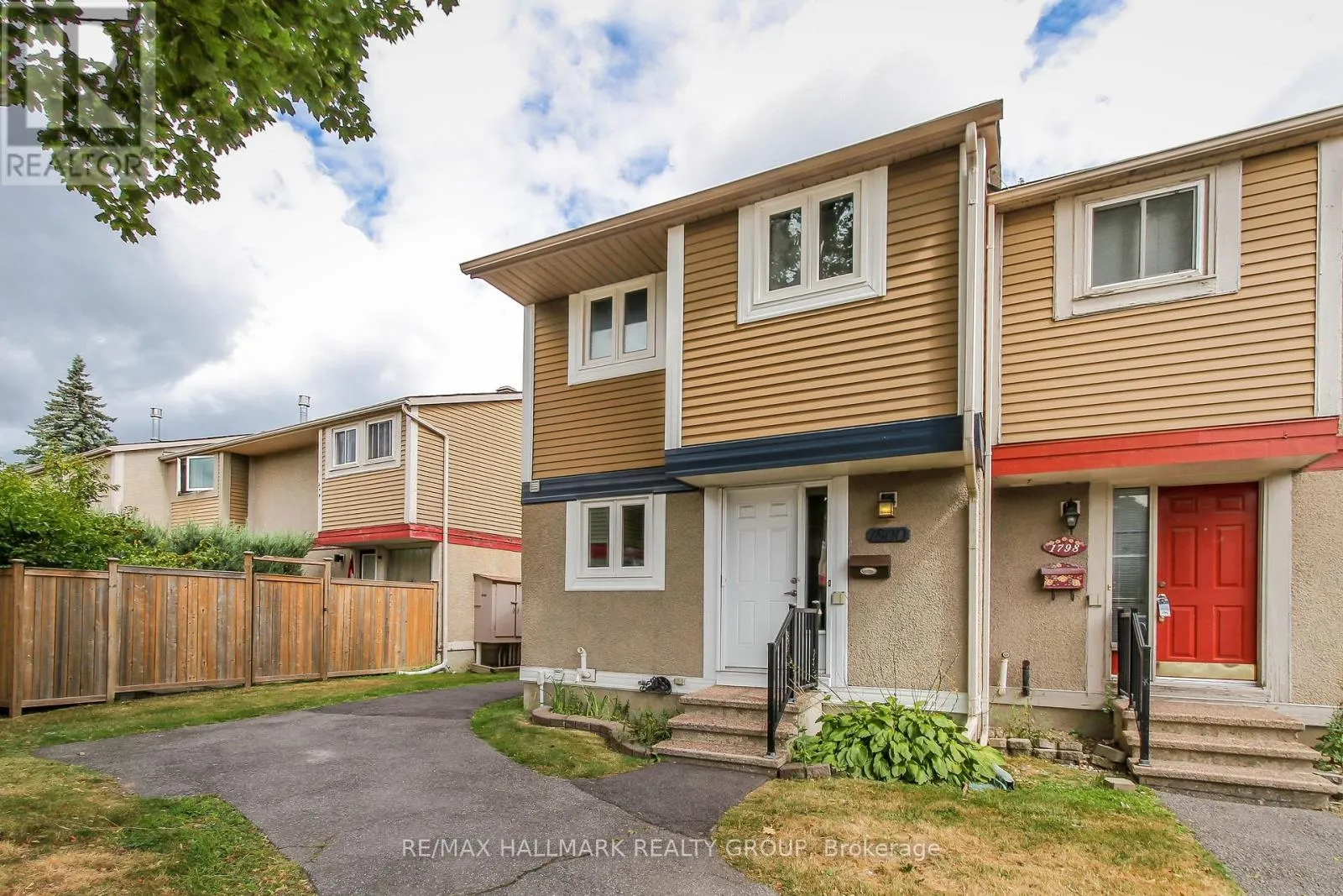 Row / Townhouse for rent: 1800 Stonehenge Crescent, Ottawa, Ontario K1B 4Z9