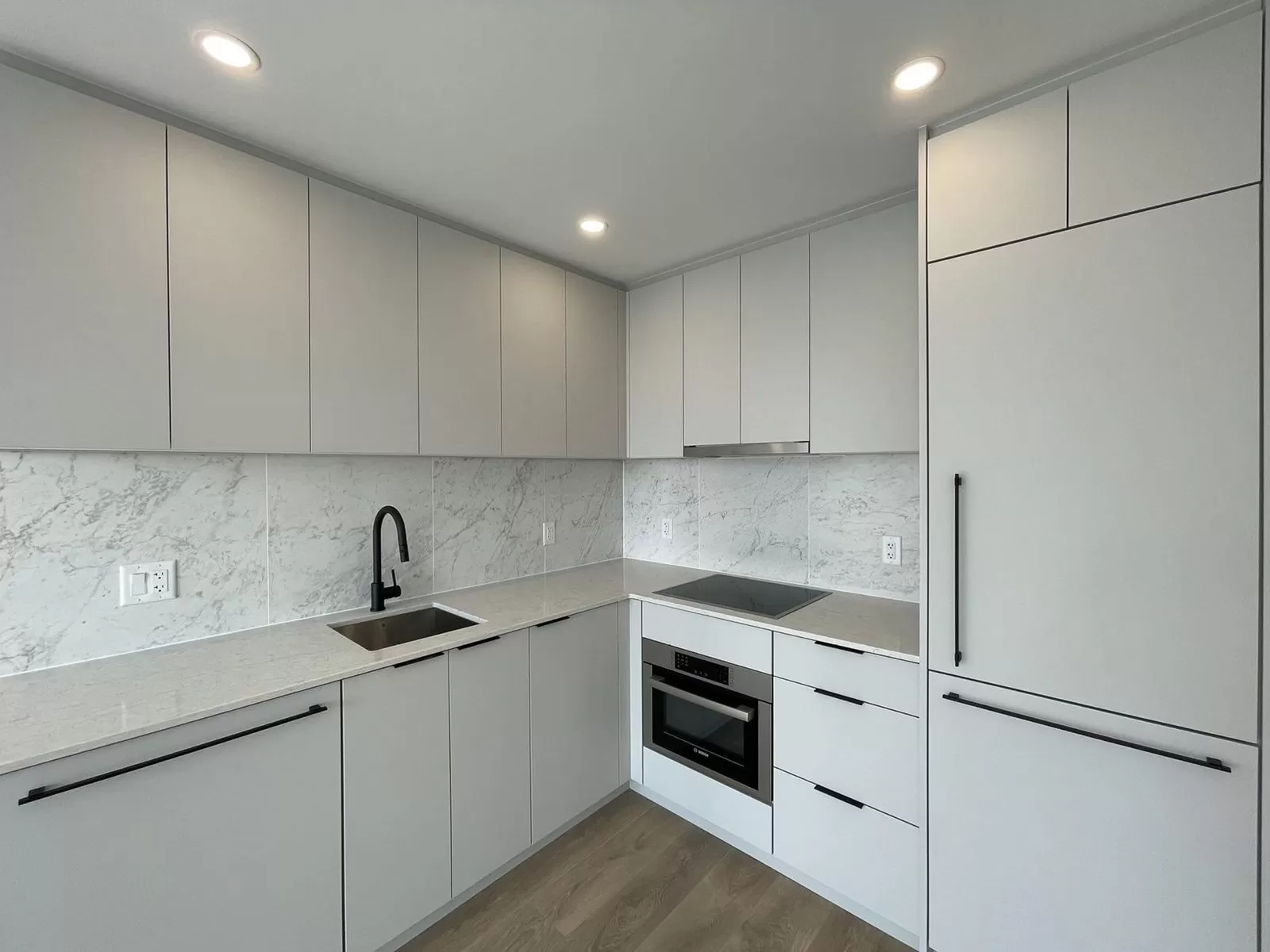 Apartment for rent: 1806 13685 102 Avenue, Surrey, British Columbia V3T 1N7