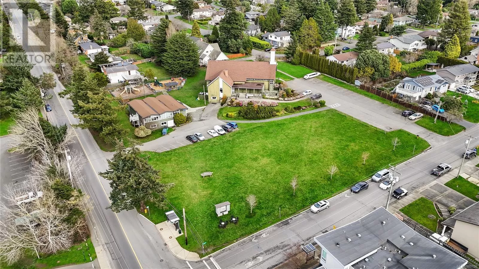 Commercial Mix for rent: 1806 San Juan Ave, Saanich, British Columbia V8N 2H9