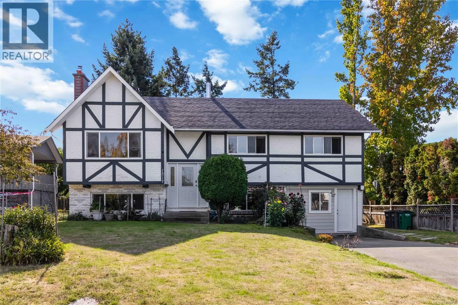 House for rent: 1817 Hartwood Pl, Saanich, British Columbia V8N 1H9