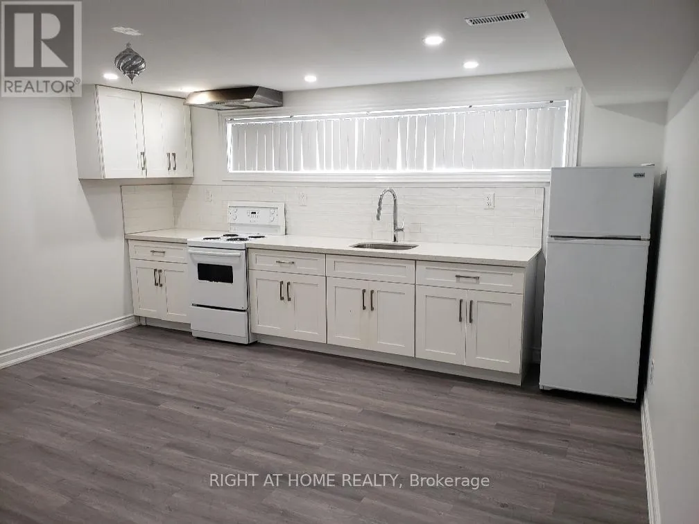 House for rent: 182 Acton Avenue, Toronto, Ontario M3H 4H5