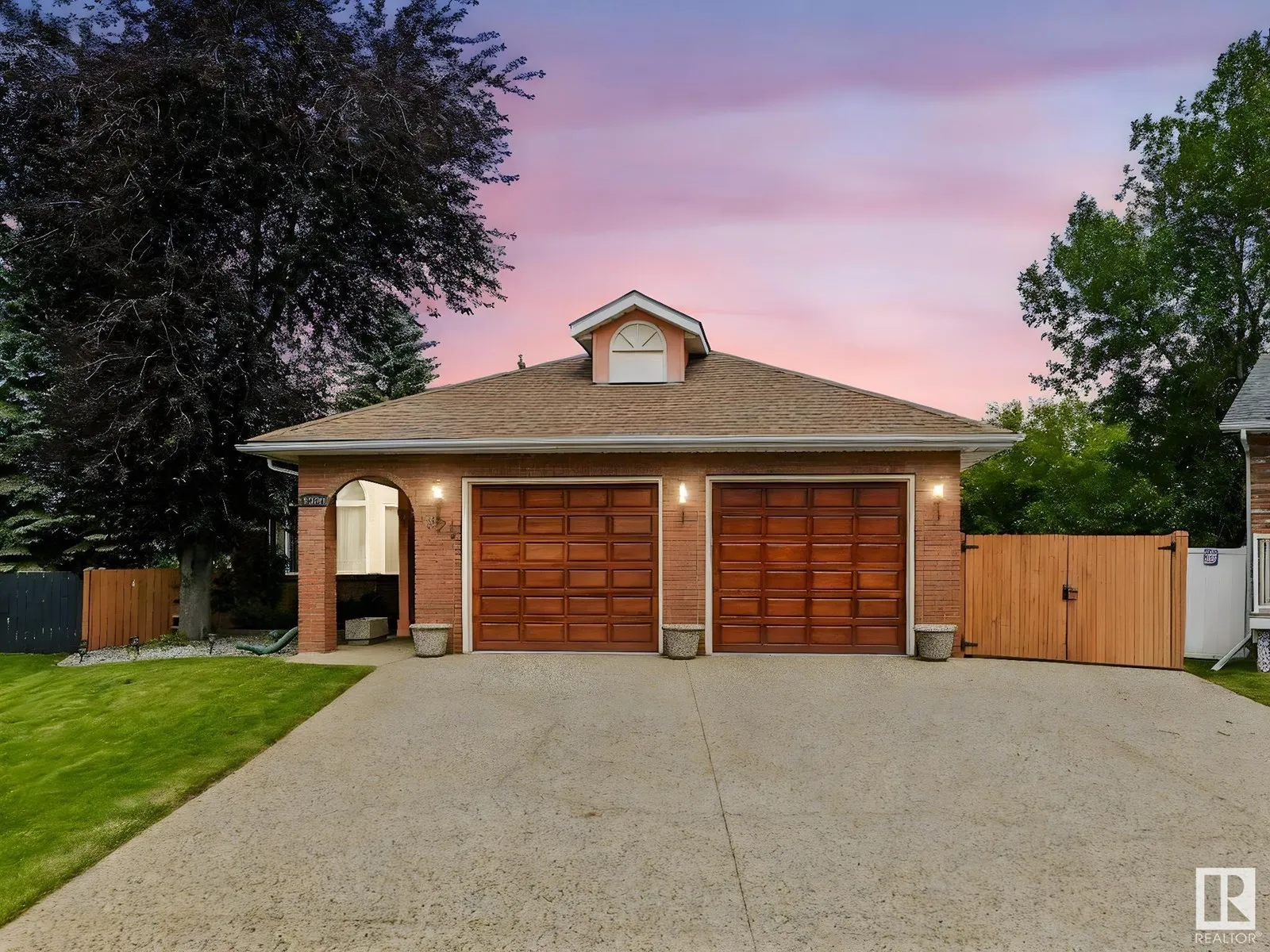 House for rent: 1820 Bearspaw Dr W Nw, Edmonton, Alberta T6J 6K4