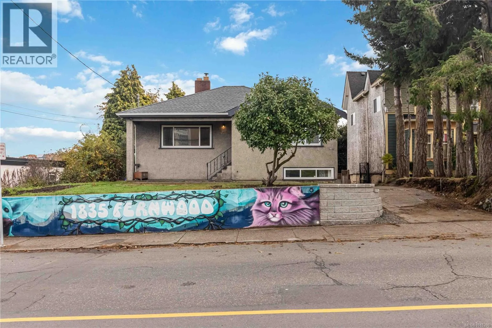 House for rent: 1835 Fernwood Rd, Victoria, British Columbia V8T 2Y5