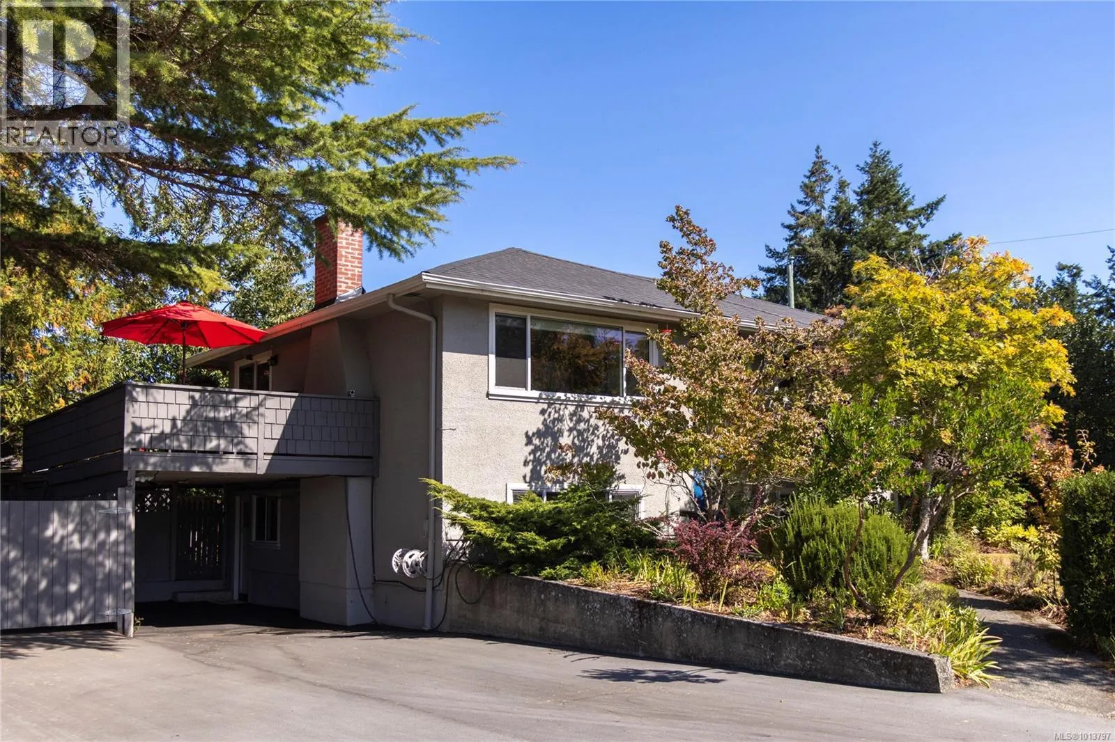 House for rent: 1846 San Juan Ave, Saanich, British Columbia V8N 2H9