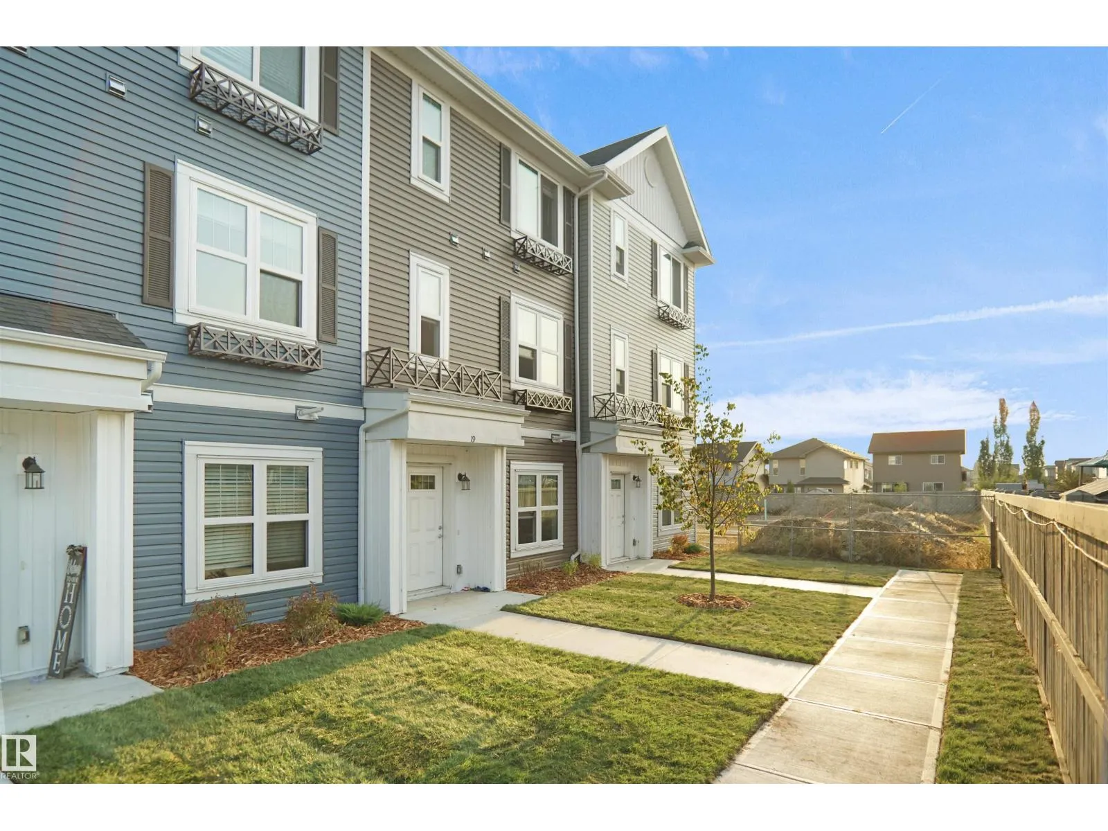 Row / Townhouse for rent: #19 903 Crystallina Nera Wy Nw, Edmonton, Alberta T5Z 0N6