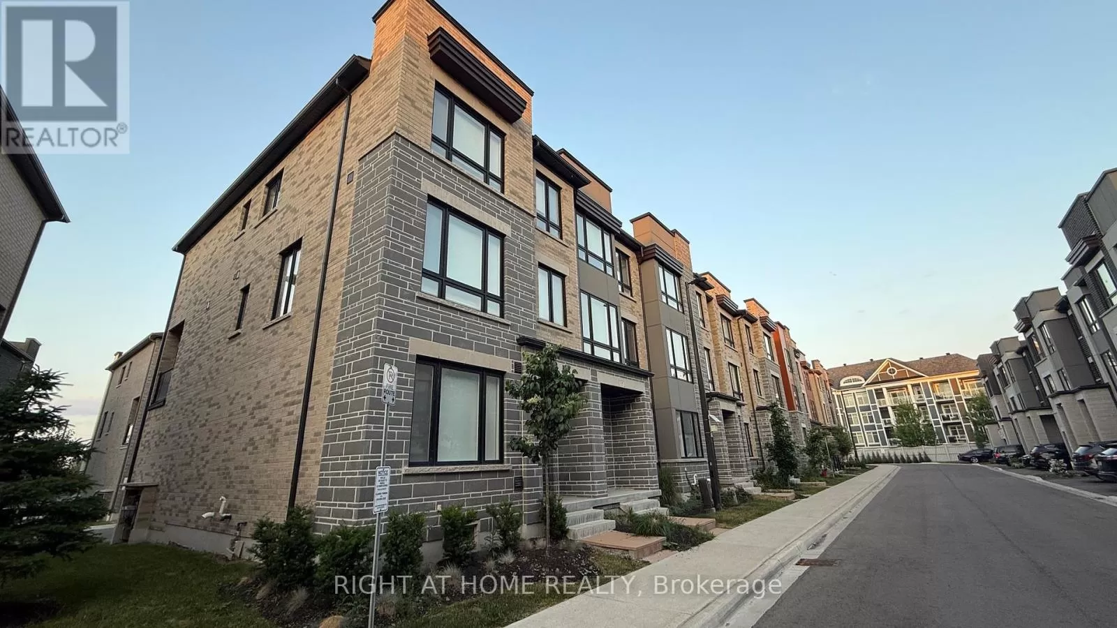 Row / Townhouse for rent: 19 Steamboat Way, Whitby, Ontario L1N 0M6