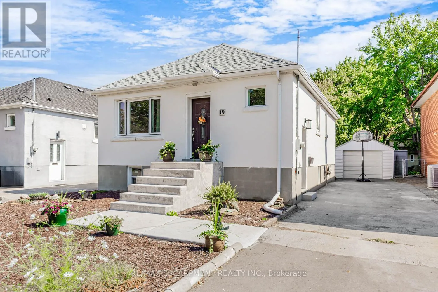 House for rent: 19 Stock Avenue, Toronto, Ontario M8Z 5C3