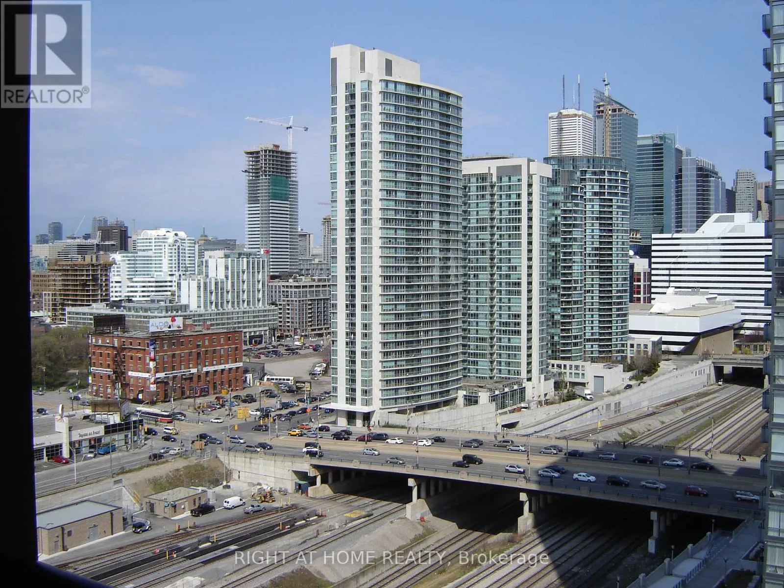 Apartment for rent: 1902 - 25 Capreol Court, Toronto, Ontario M5V 3Z7