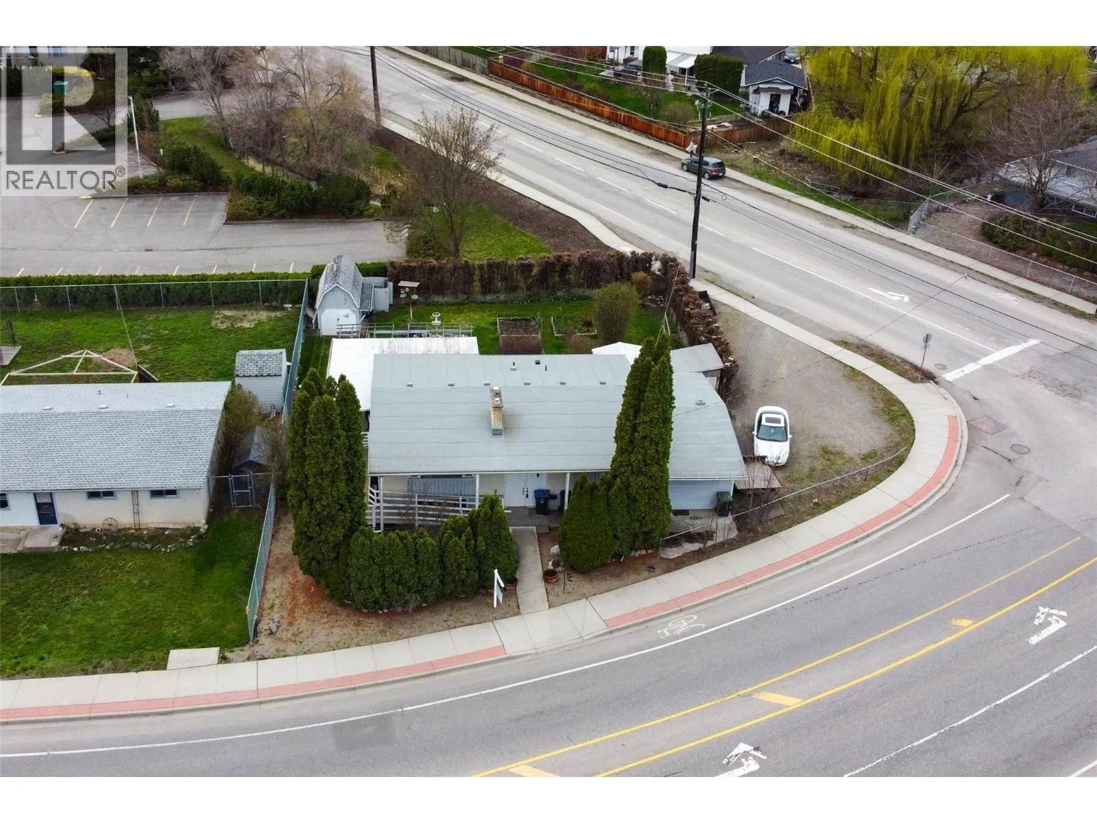 House for rent: 1911 Cross Road, Kelowna, British Columbia V1V 2E4