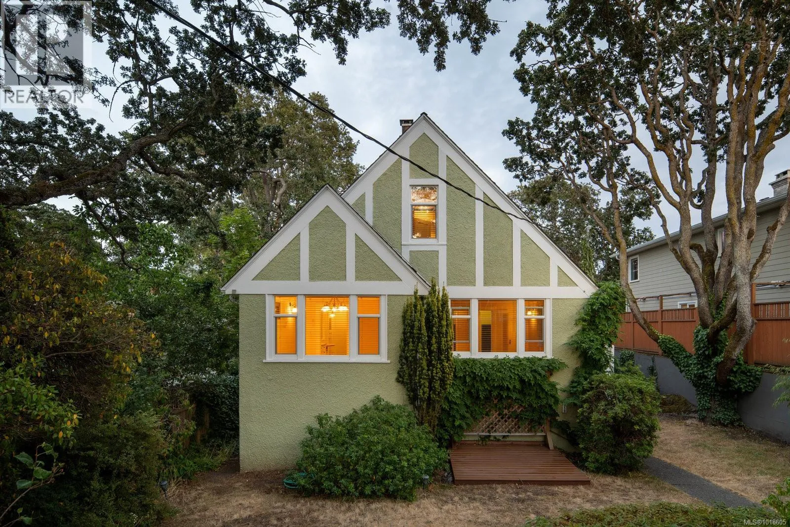 House for rent: 1959 Hampshire Rd, Oak Bay, British Columbia V8R 5T9