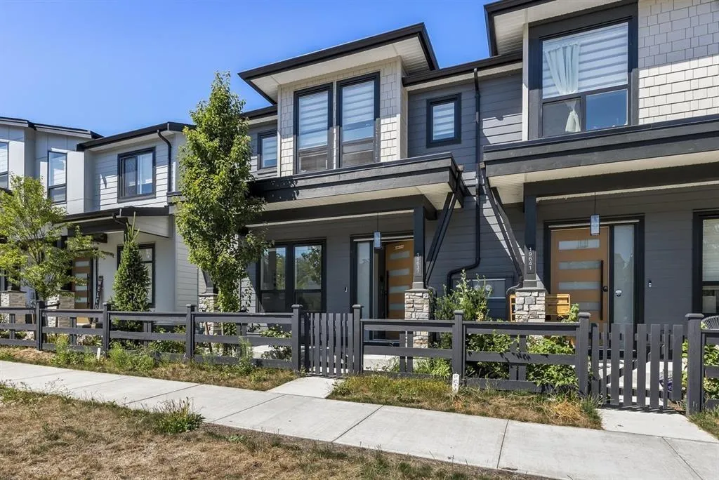 Duplex for rent: 19637 76 Avenue, Langley, British Columbia V2Y 3V2