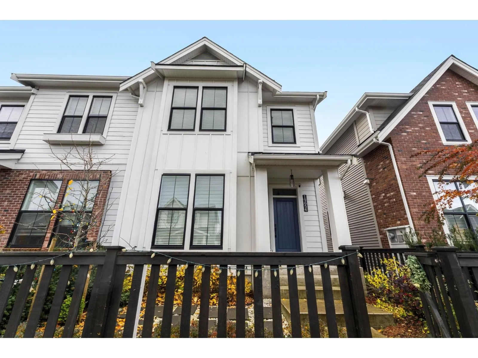 Duplex for rent: 19656 75a Avenue, Langley, British Columbia V2Y 3T2