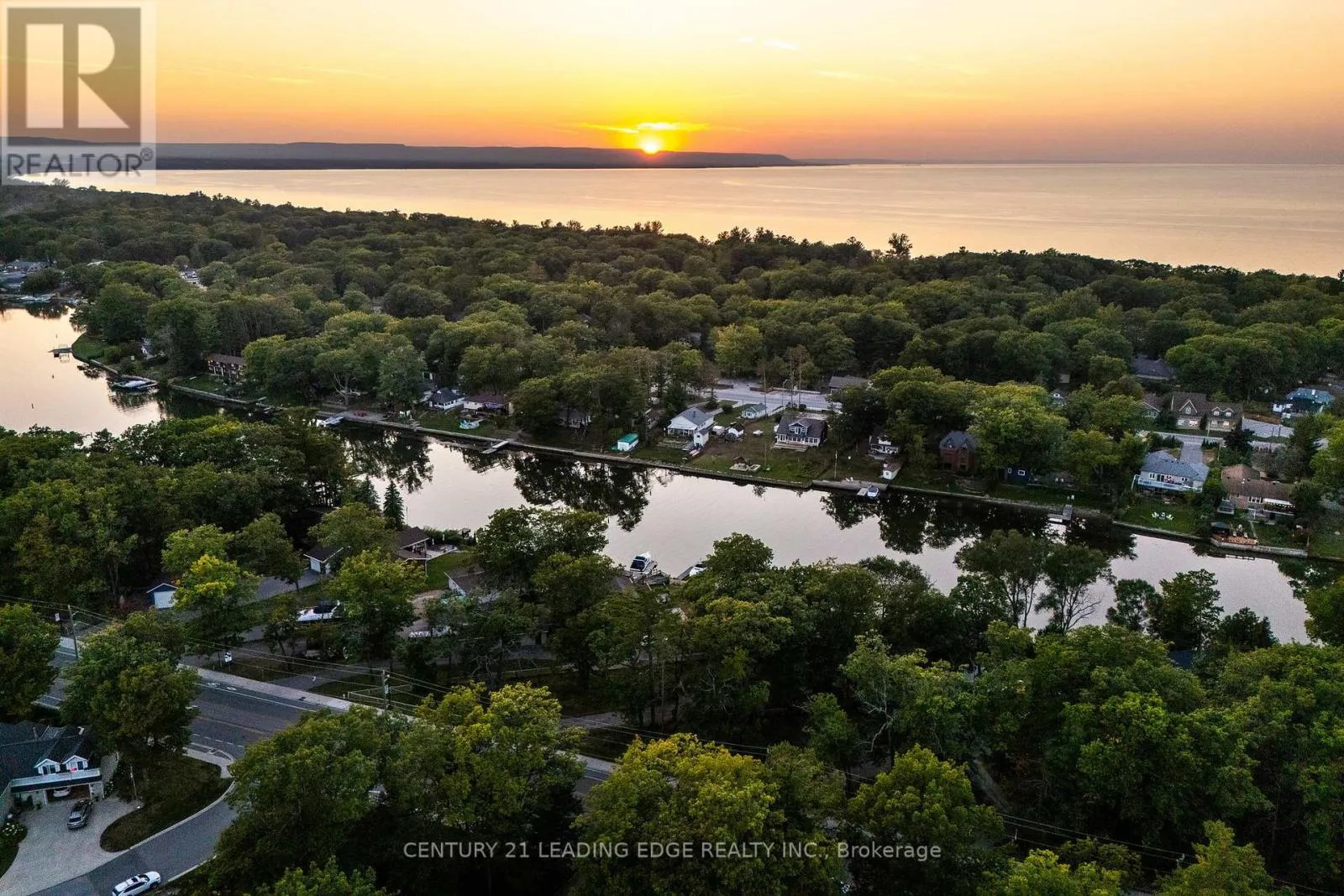 House for rent: 1988 River Road W, Wasaga Beach, Ontario L9Z 2W1