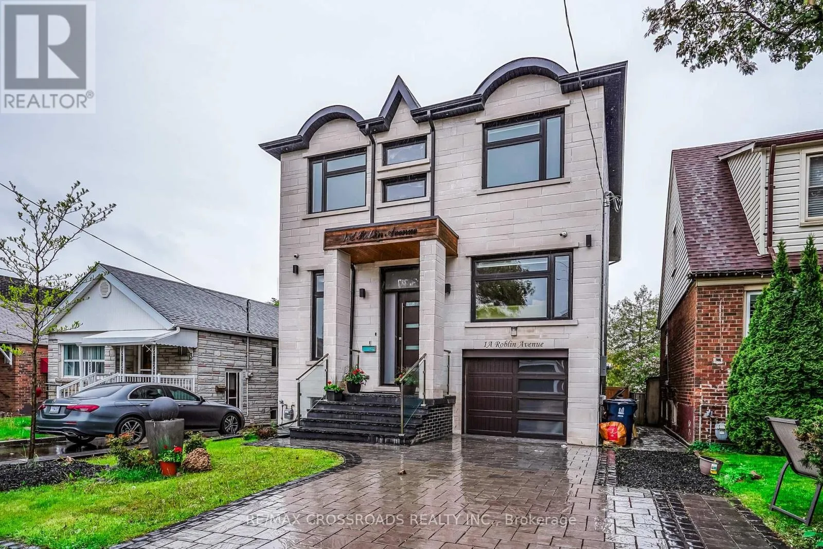 House for rent: 1a Roblin Avenue, Toronto, Ontario M4C 3P7