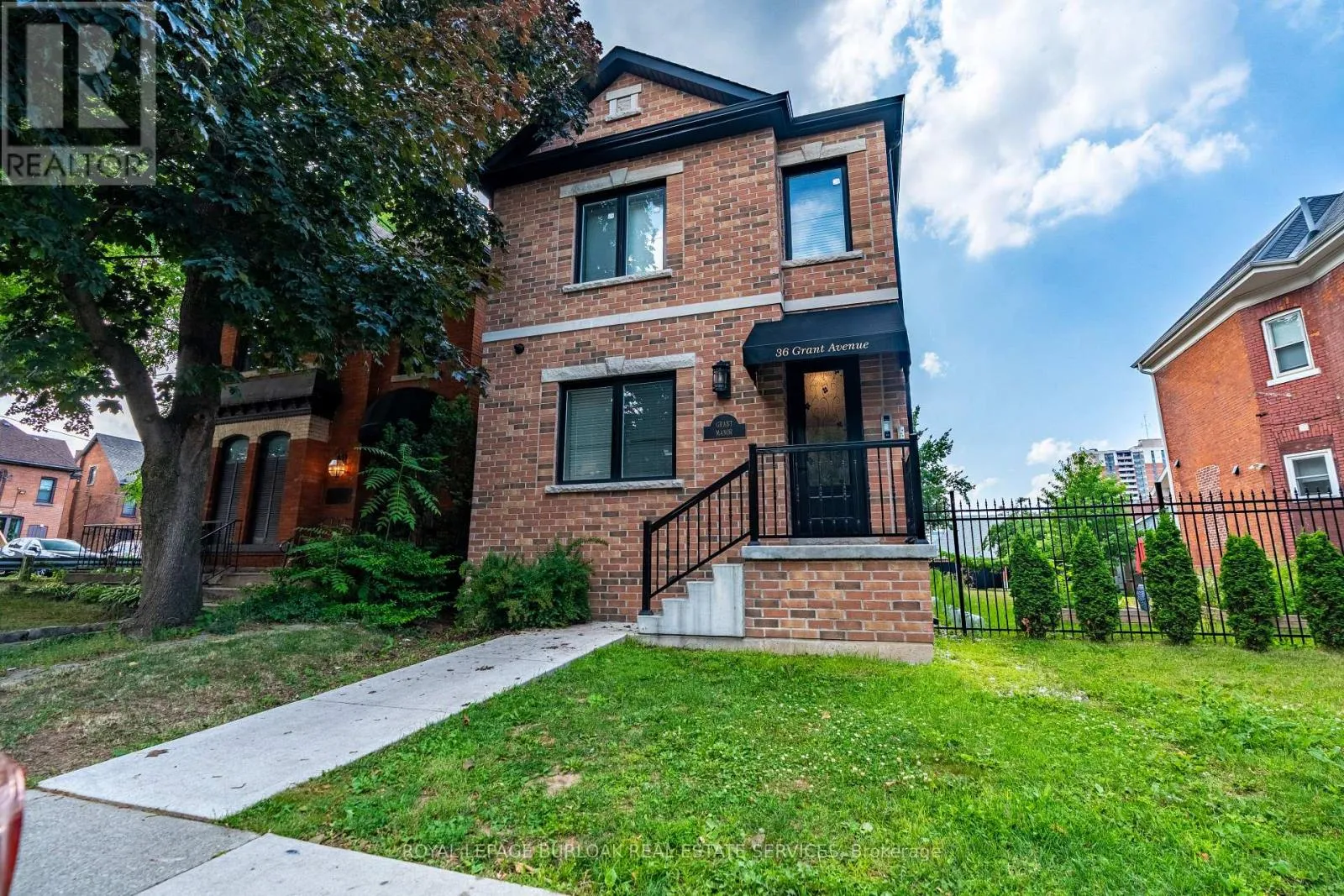 Apartment for rent: 1b - 36 Grant Avenue, Hamilton, Ontario L8N 2X5