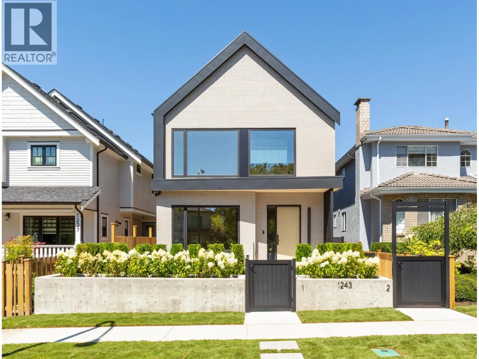 Duplex for rent: 2 1243 E 27th Avenue, Vancouver, British Columbia V5V 2L9