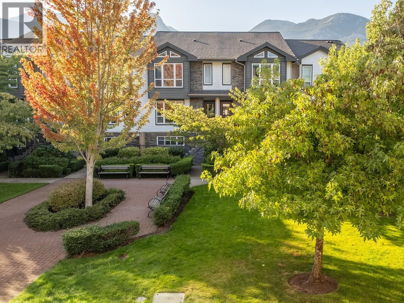 Duplex for rent: 2 1261 Main Street, Squamish, British Columbia V8B 0P7